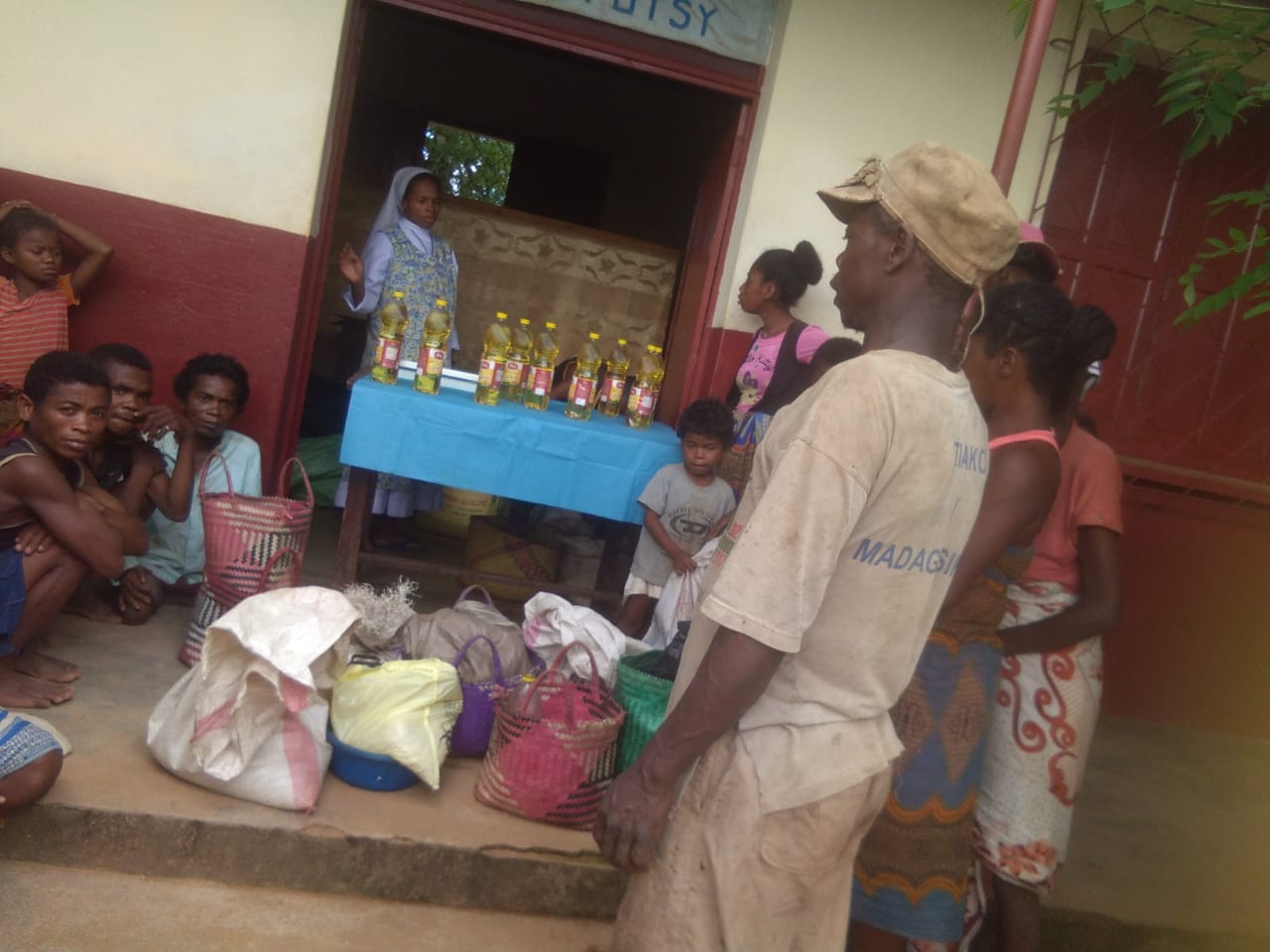 Aide alimentaire : distribution de riz à Ambatofotsy