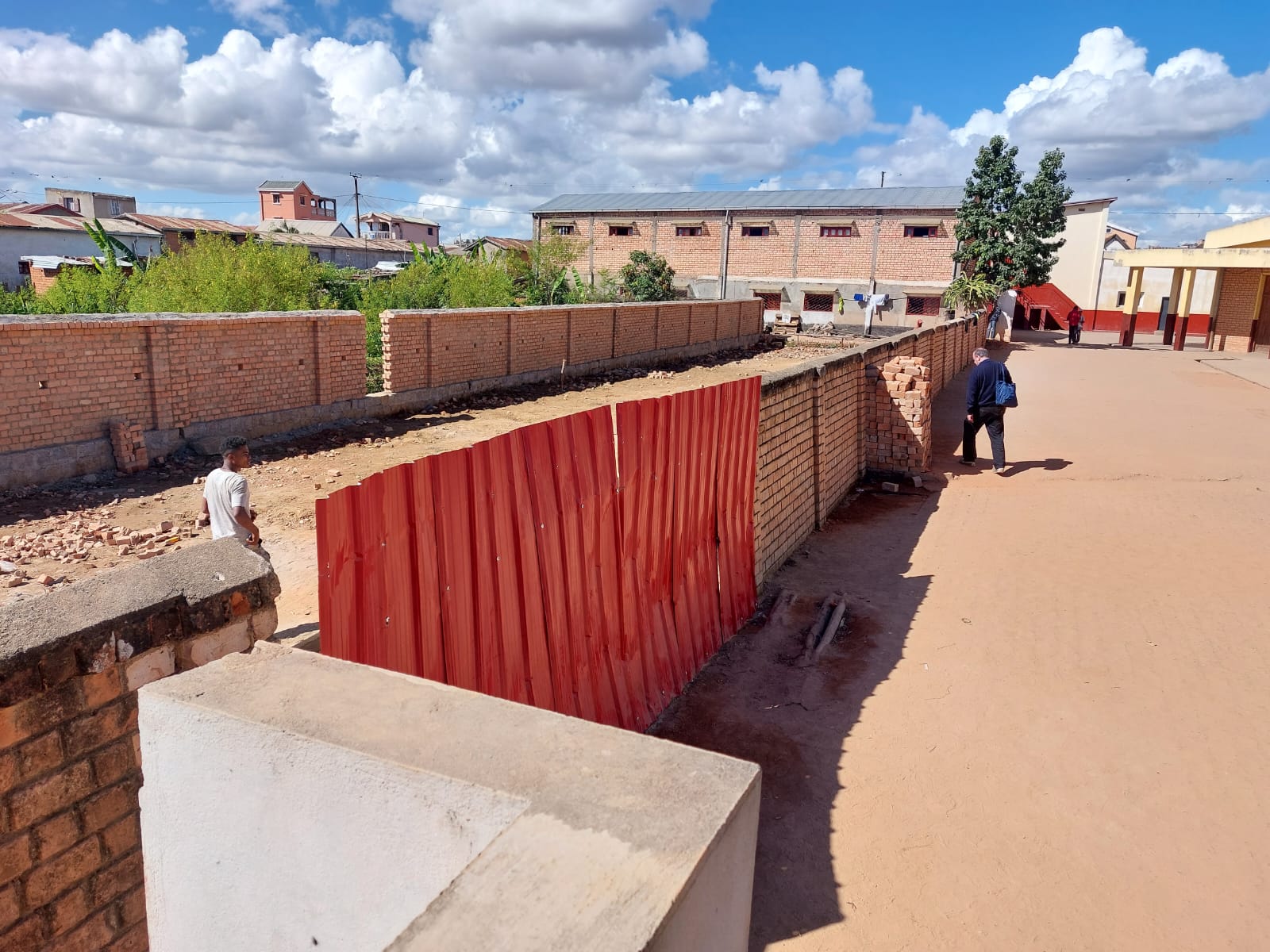 Terrassement en cours pour les classes supplémentaires à Tananarive