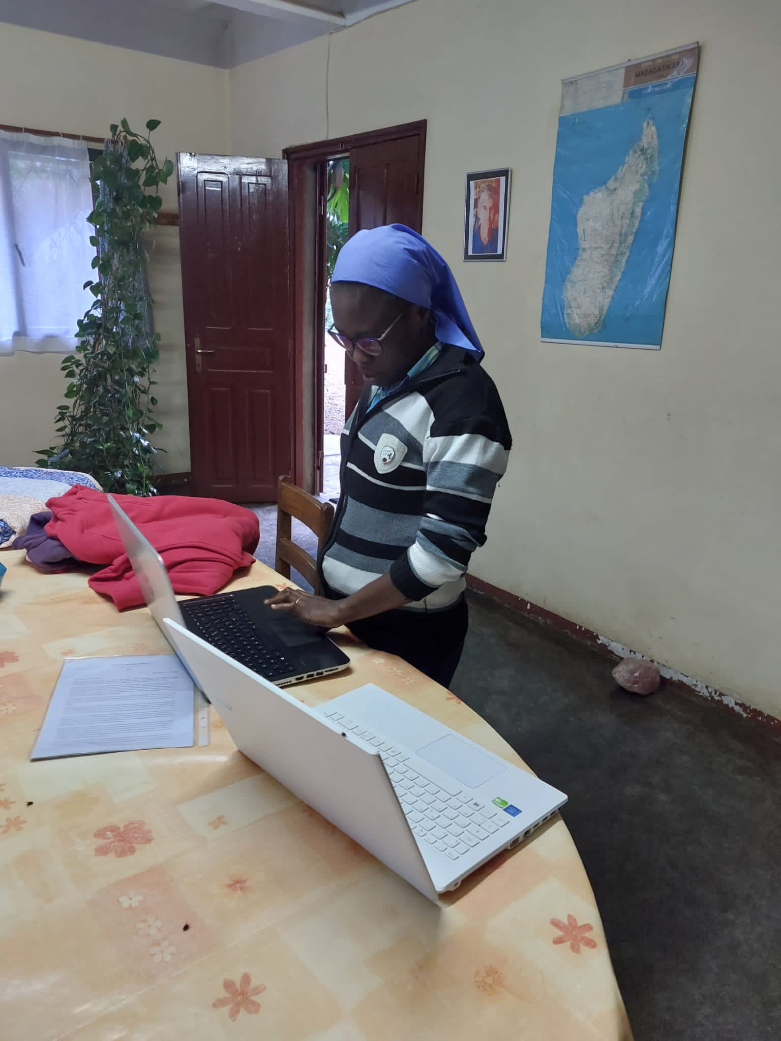 Des ordinateurs remis aux sœurs de l’Evangile à Antsirabé