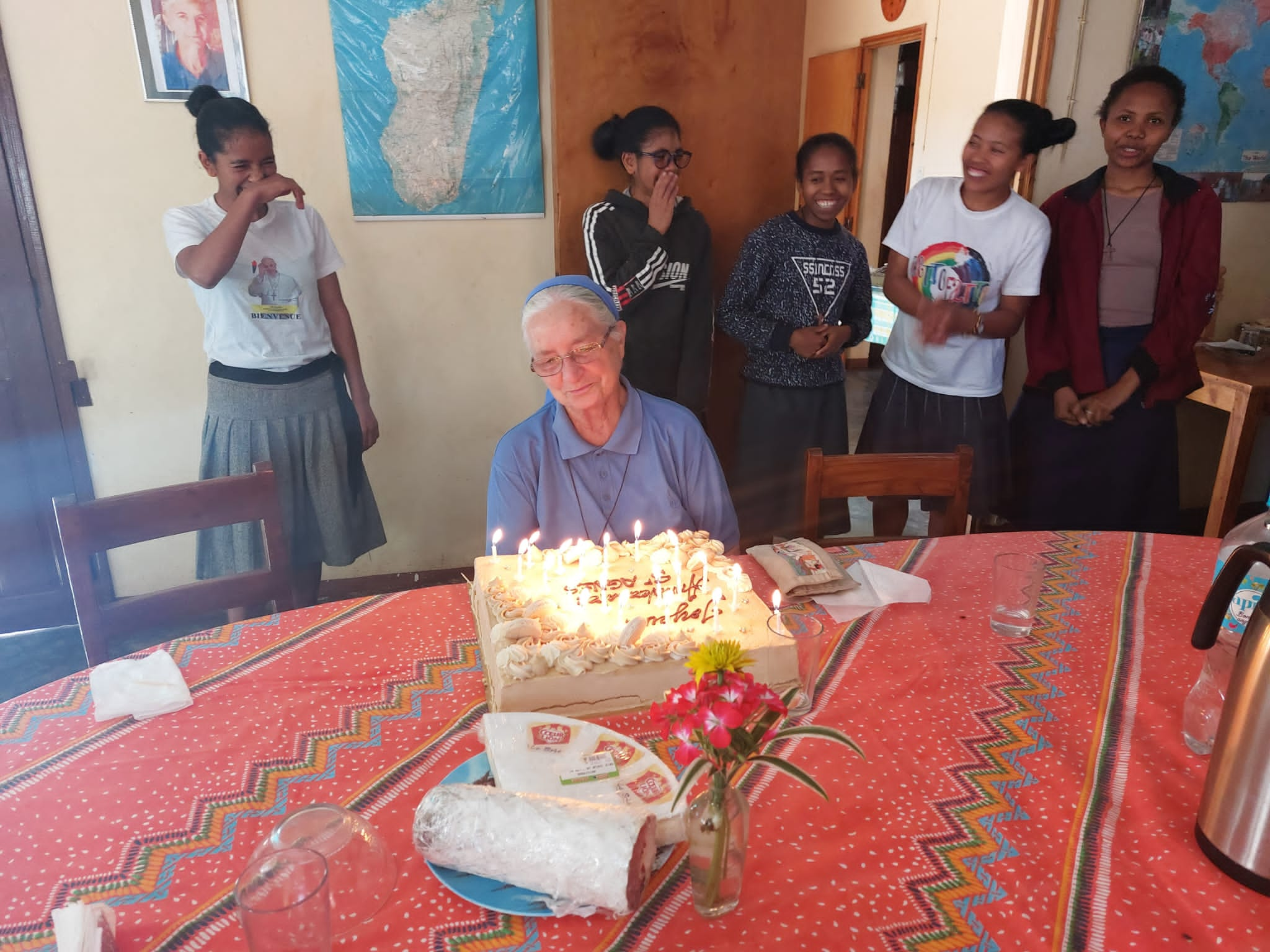 Sœur Agnès (sœur supérieure de l’Evangile à Antsirabé) fête ses 80 ans - Association OTM