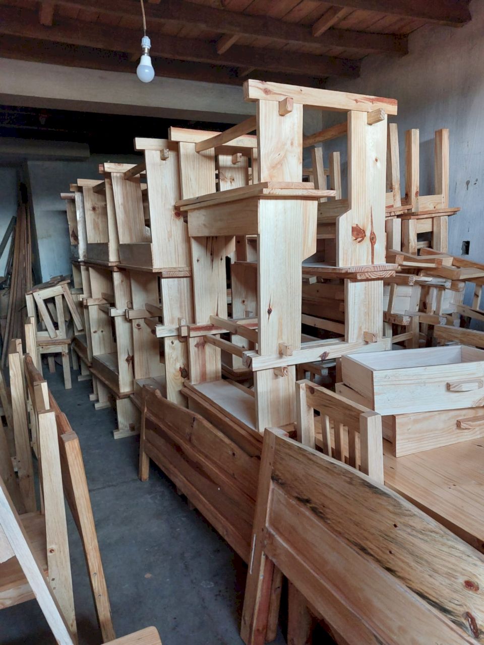 Julien fabrique des meubles pour les trois nouvelles classes de l'école de Tana - OTM